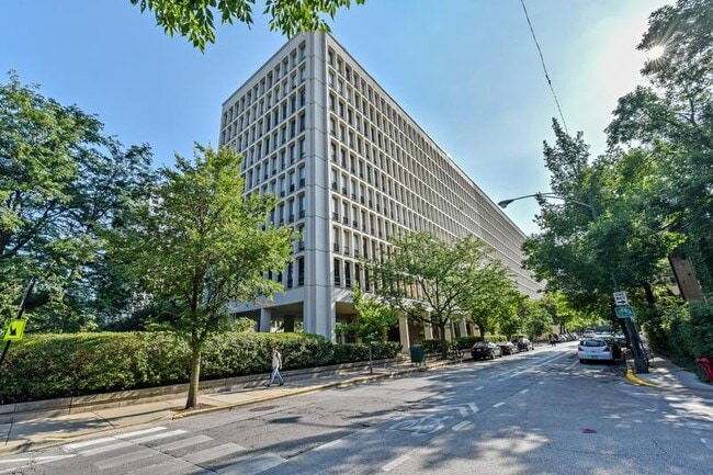 Building Photo - 1400 E 55th Plz Unit 1004S