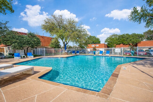 Piscina - Tucasa Townhomes
