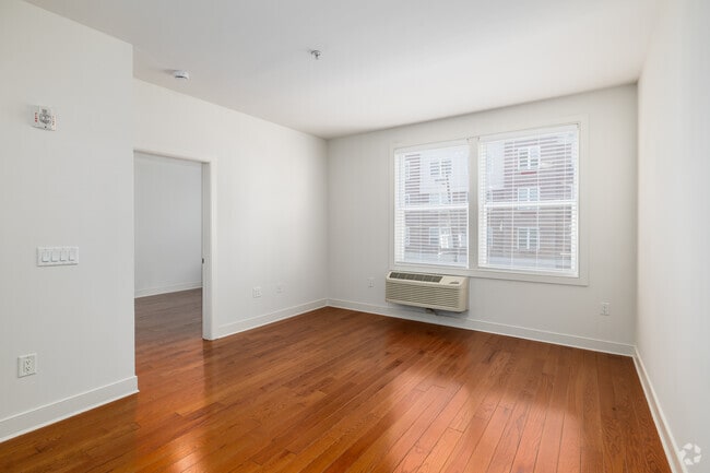 1BR, 1BA - 740SF - Living Area