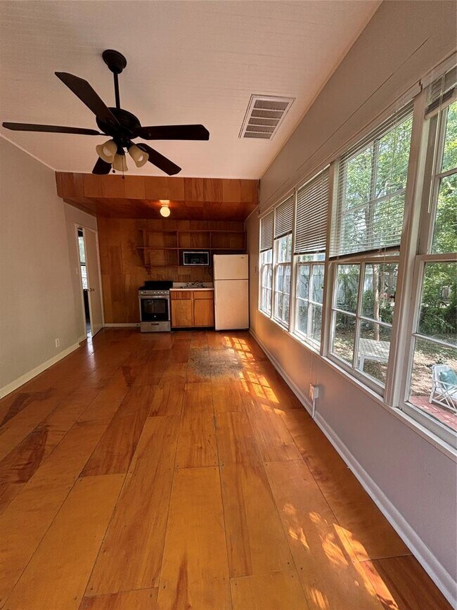 Photo - 317 W 35th St