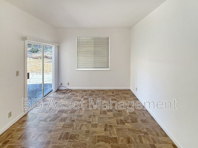 Photo - 2672 Doidge Ave