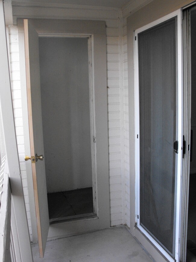 Building Photo - 165 S Sable Blvd Unit R18