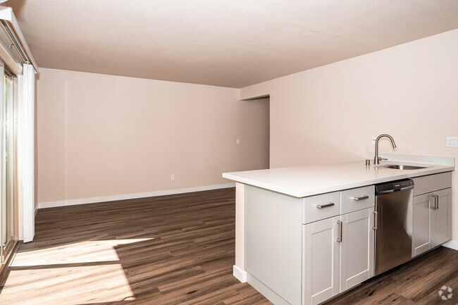 1BR, 1BA - 570SF