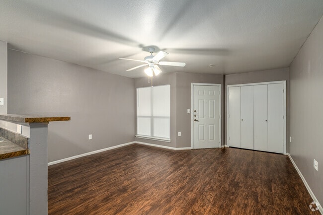 2BR, 1BA - 900SF - Living Room - Silver Springs