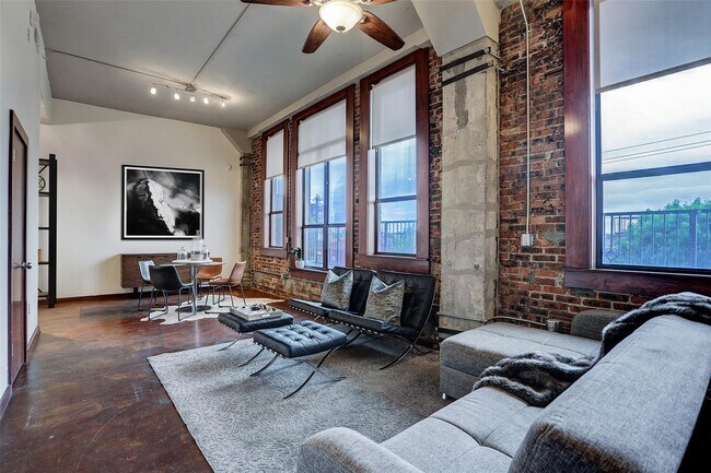 Photo - 2205 McKinney St Unidad 304