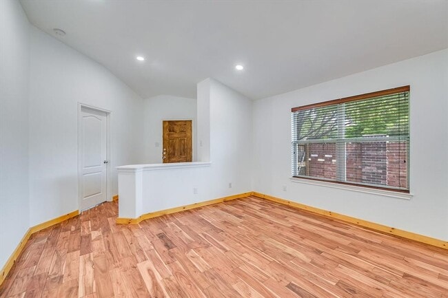 Photo - 702 Bent Wood Pl