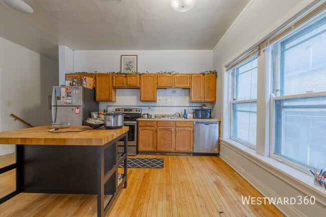 Building Photo - 531 W Roscoe-#2R Unit #2R