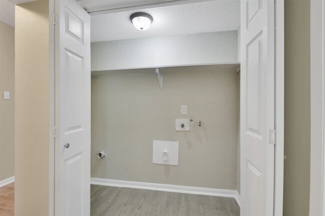 Building Photo - 1300 Baker Ave Unit D2