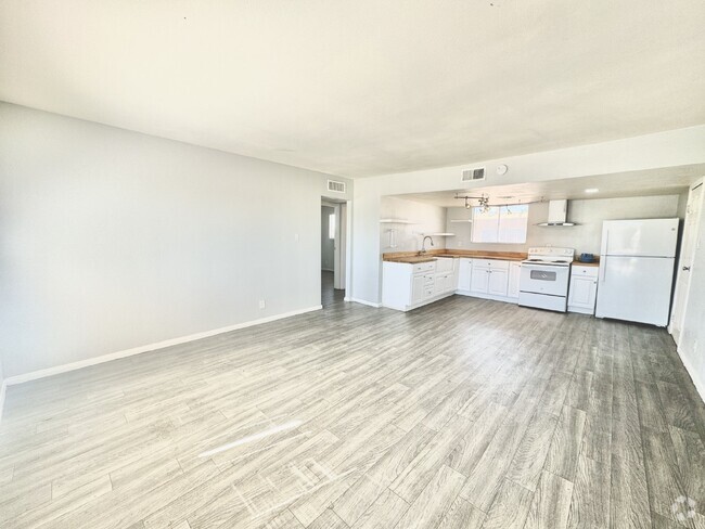 Building Photo - Beautifully renovated 2 bedroom 1 bath dow... Unit #A Rental