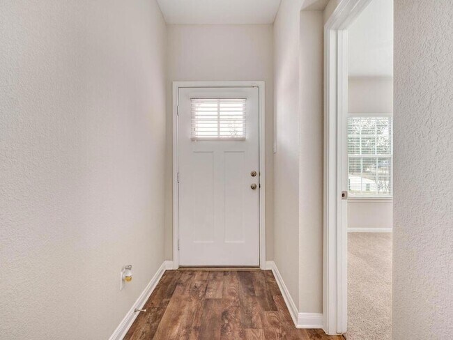 Photo - 688 Donegal Ln