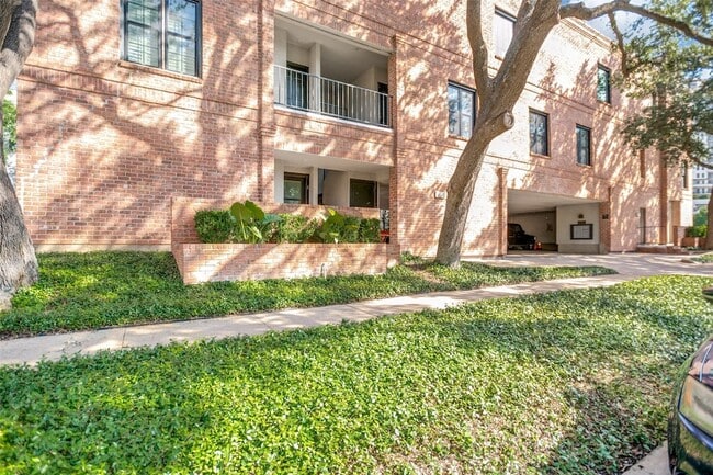 Building Photo - 3905 Gilbert Ave Unit A