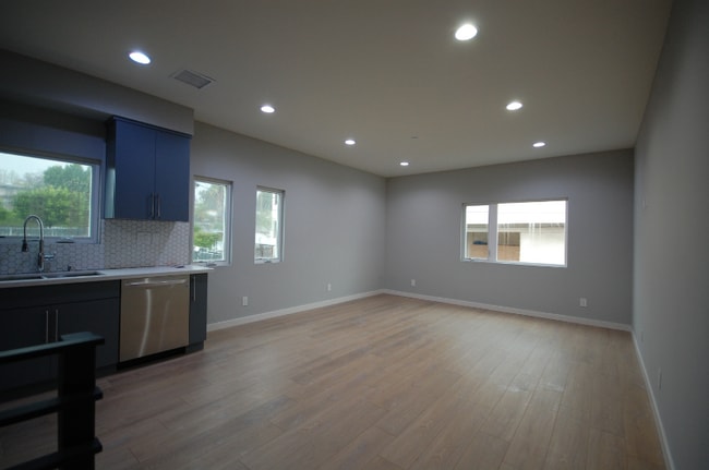 Photo - 648 N Serrano Ave
