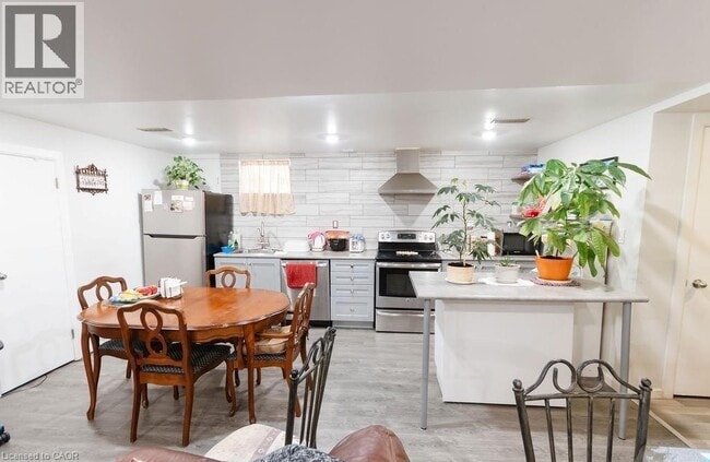 Photo - 325 E 18th St