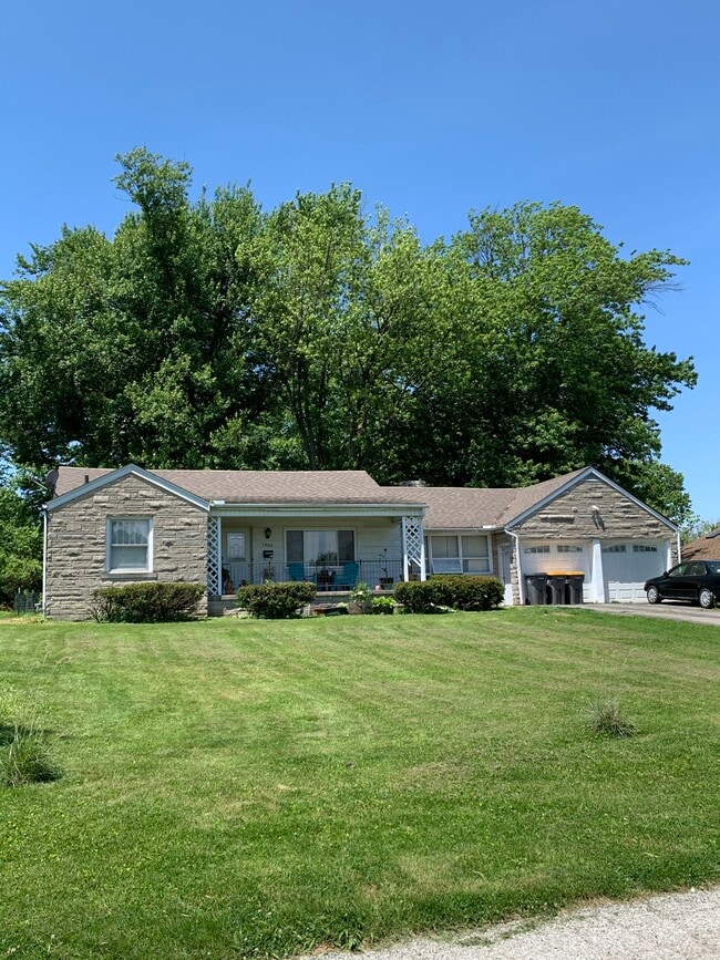 Hermoso rancho de piedra caliza, garaje adjunto para 2 autos, lote de 1 acre - 1409 N Woodburn Ave Casa