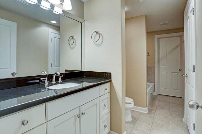 Building Photo - 914 Main St Unit 1107