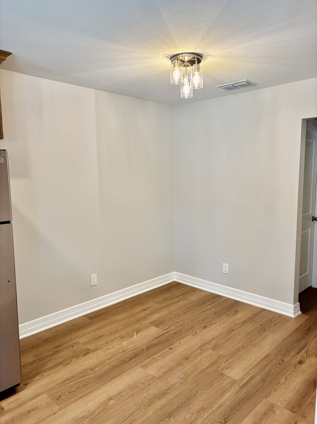 dining area - 404 Lake Lamond Rd