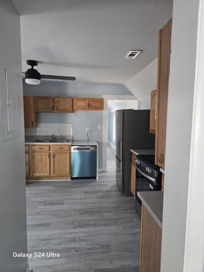 Photo - BEAUTIFULLY RENOVATED 2 BEDROOMS WITH BALCONY