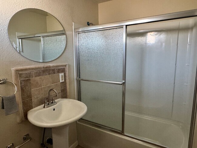Photo - 3 Bedroom 2 Bath unit in duplex MOVE IN RE... Unidad 102