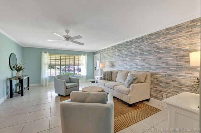 215 Manatee Ln