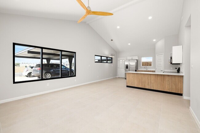 Photo - 412 Sparrow Rd