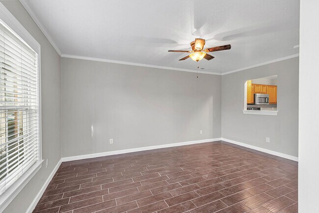 Photo - 300 Streamwood Dr