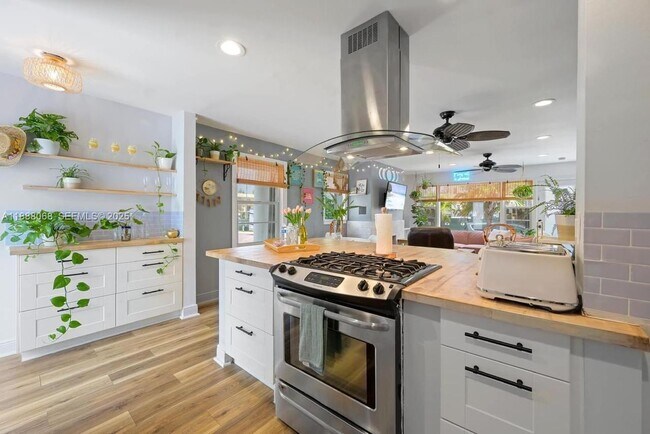 Building Photo - 314 New Hampshire St Unit 23