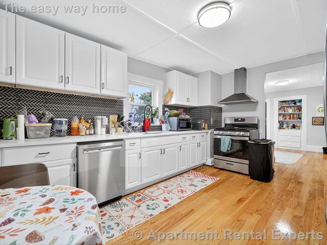 Building Photo - 114 Woodstock St Unit #3