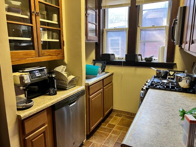 kitchen - 2516 Bellevue Ave Unit a