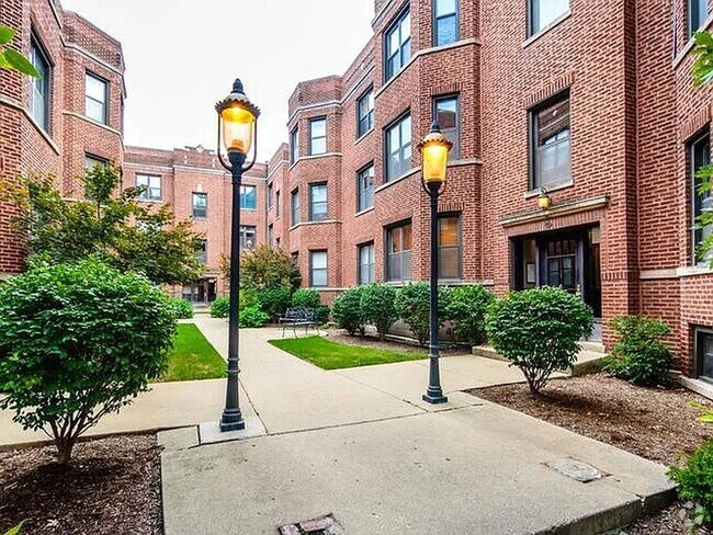 Building Photo - 903 W Cornelia Ave Unit 3N Rental