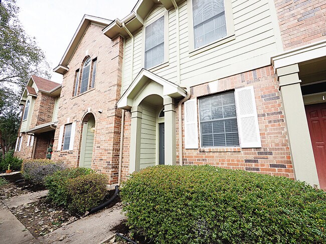 Building Photo - Two bedroom, 2.5 bath Gated Condo In North Austin