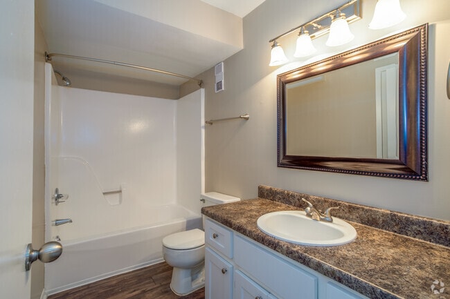 1 BD, 1 BA - 750SF - Bathroom