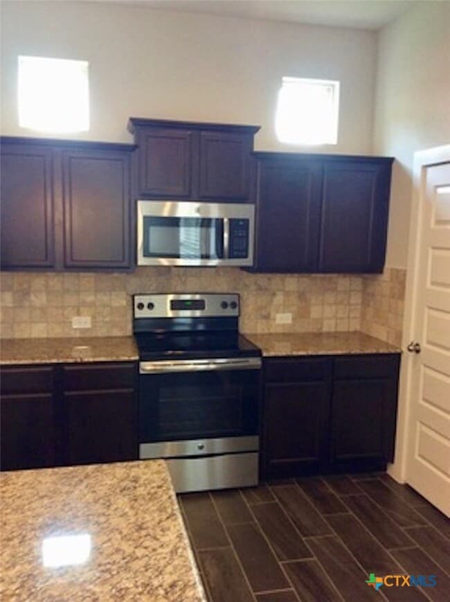 Photo - 562 Creekside Frst