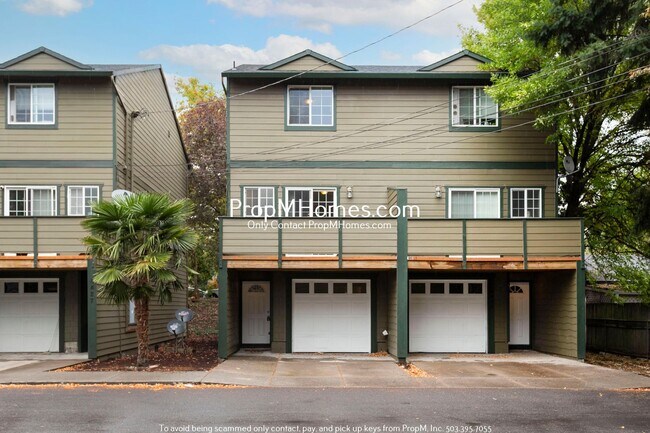 3 Bedroom Townhome in SE - Two Primary Sui... - 3 Bedroom Townhome in SE - Two Primary Sui... Unit 8431 SE Brooklyn Street