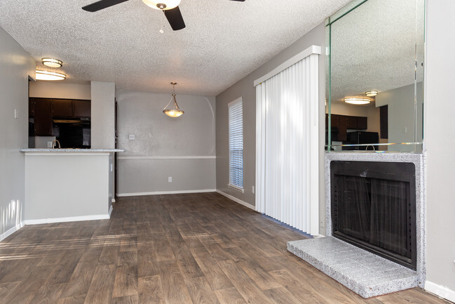 2BR,2BA-832sft - Crossings at Irving Apartments