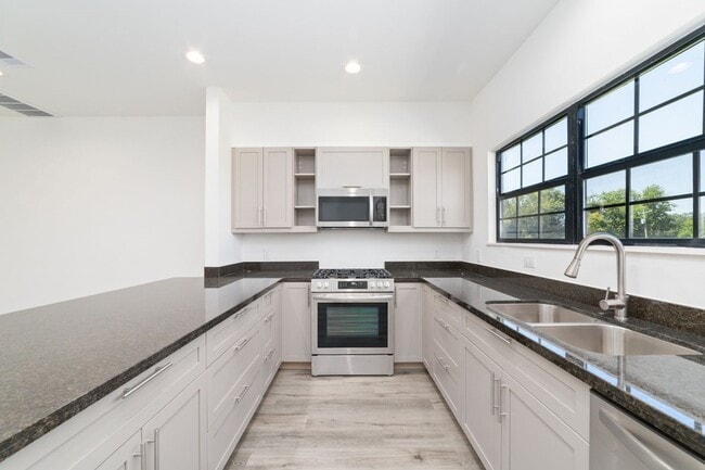 Building Photo - 11924 N Hoa Sen Cir