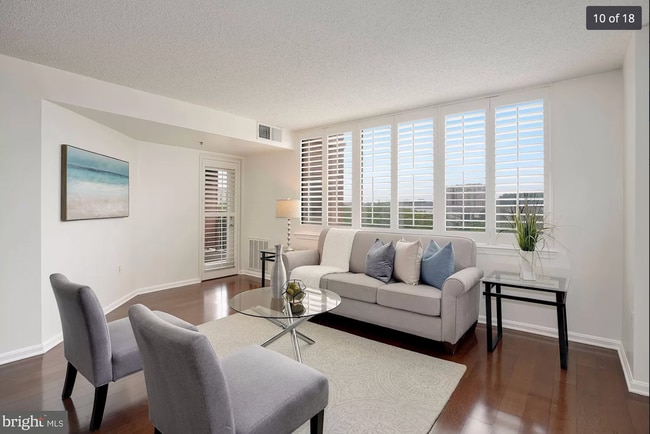 Photo - 10101 Grosvenor Plz Unit 714