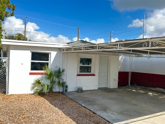 Building Photo - Updated 1 Bed 1 Bath Unit in Super Convenient Location!