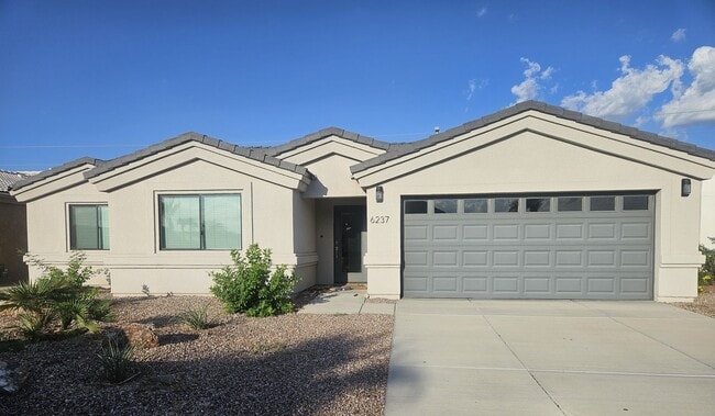 Building Photo - Los Lagos 3 Bed Room Home with Lake Views