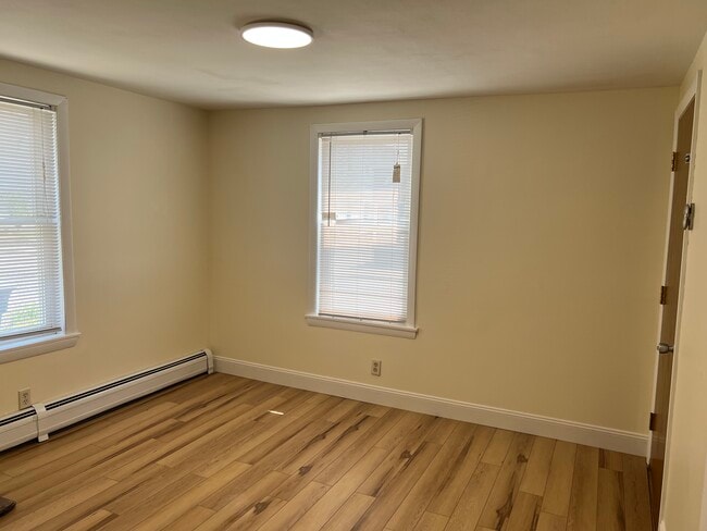 Fotografía del edificio - 109 W Hollis St Unidad 1st floor