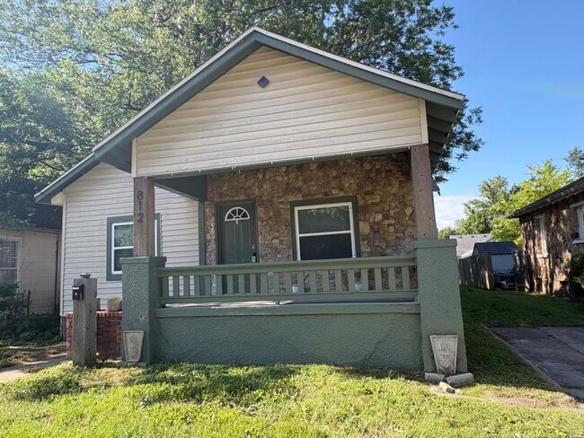 Building Photo - Charm, location and a great price ! Do not pass this up