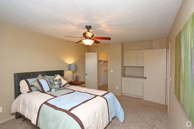 2BR, 1BA - 912SF - Second Bedroom