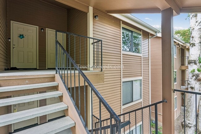 Photo - Light Filled Clackamas Condo with Covered Balcony and Community Amenities