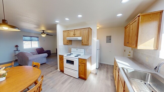 Photo - 2 Bedroom - 1 Bath Fully Furnished Apartment Unidad 1521 S. Granite -  3
