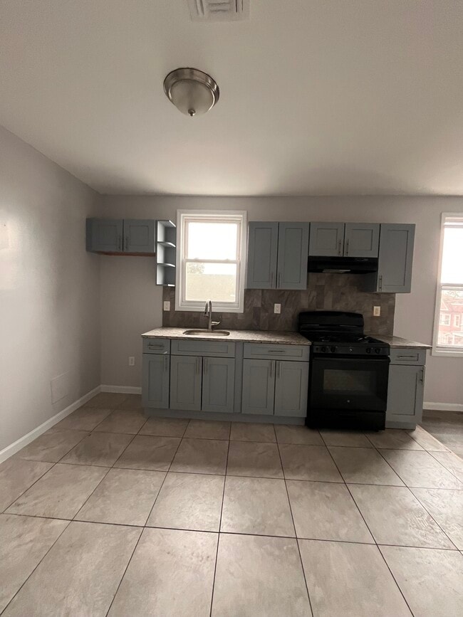 Kitchen - 89 Pearsall Ave Apartments