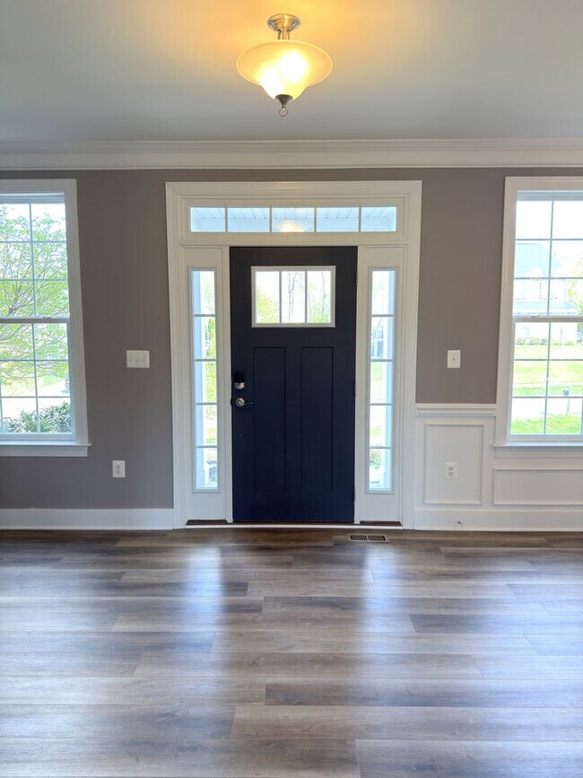 Photo - Spacious 4 Bed 3.5 Bath Home in Round Hill VA For Rent!