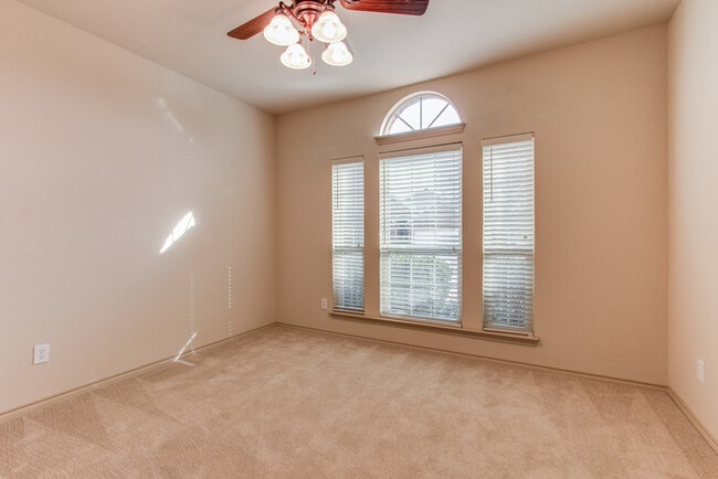 Photo - 3220 Hornbeam St