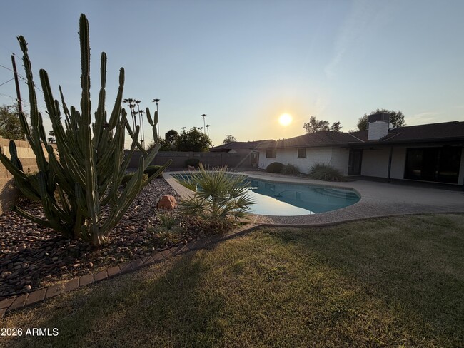 Building Photo - 3013 S Fairway Dr
