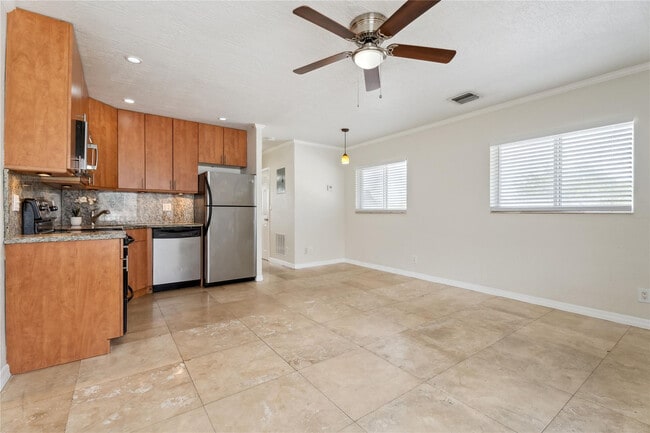 Building Photo - 1848 NE 46th St Unit G5