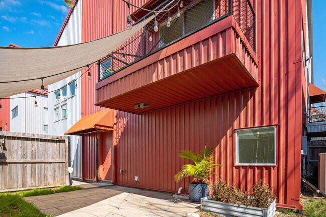 Photo - 2936 Commerce St