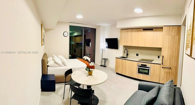 Building Photo - 121 NE 5th St Unit 901B